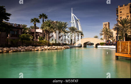 DUBAI, VAE - Februar, 2018: Blick auf das Burj Al Arab, dem weltweit nur sieben Sterne fotel von Madinat Jumeirah gesehen. Madinat ist ein Luxus Resort, inclu Stockfoto