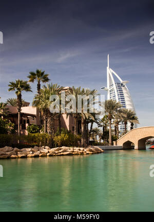 DUBAI, VAE - Februar, 2018: Blick auf das Burj Al Arab, dem weltweit nur sieben Sterne fotel von Madinat Jumeirah gesehen. Madinat ist ein Luxus Resort, inclu Stockfoto