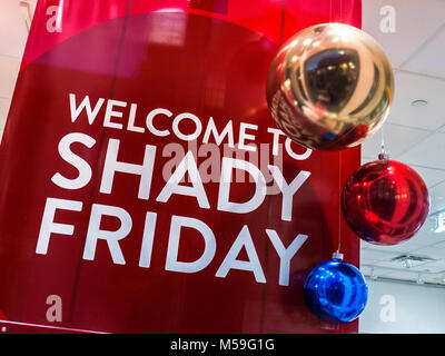 Schwarzer Freitag - SCHATTIG FREITAG FÖRDERUNG SHOPPING THANKSGIVING MACEY'S DEPARTMENT STORE INNENRAUM CHRISTBAUMKUGELN Macey's Store Plaza Pleasanton, Kalifornien, USA Stockfoto
