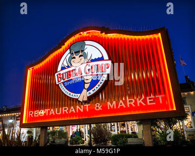 Bubba Gump Shrimp Company populäre zentrale touristische Küsten Restaurant & Markt in der Dämmerung leuchtet in der Cannery Row in Monterey in Kalifornien USA Stockfoto