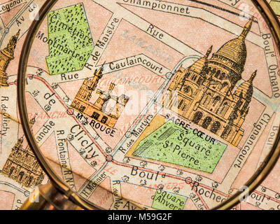 Jahrgang ALTE PARIS Karte Lupe Detail des Vintage monumentale Karte 1900 in Paris, die Basilika Sacre Coeur, Montmartre und das Moulin Rouge Theater Stockfoto