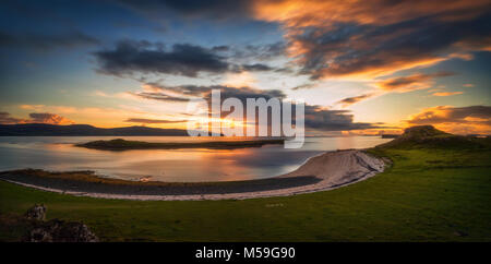 Coral Strand von Dunvegan Panorama in bunten Sonnenuntergang, Isle of Skye, Schottland Stockfoto