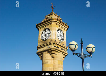 Die reich verzierten McKee Clock aus Sandstein gebaut und in der versunkenen Gärten in Bangor County Down Nordirland entfernt Stockfoto