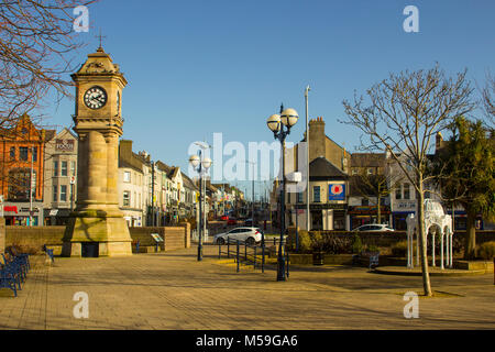 Der McKee Wecker und Turm mit dem alten viktorianischen Brunnen in der versunkenen Gärten in Bangor Northern Ireland entfernt Stockfoto