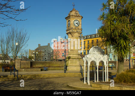 Der McKee Wecker und Turm mit dem alten viktorianischen Brunnen in der versunkenen Gärten in Bangor Northern Ireland entfernt Stockfoto