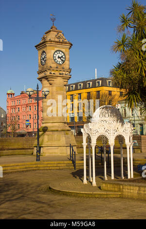 Der McKee Wecker und Turm mit dem alten viktorianischen Brunnen in der versunkenen Gärten in Bangor Northern Ireland entfernt Stockfoto