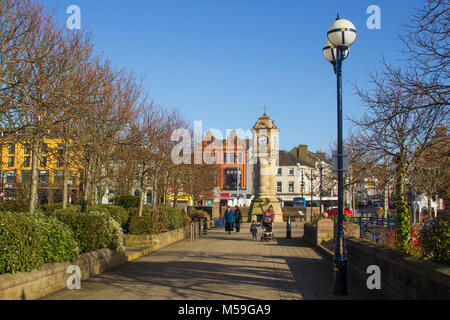 Der McKee Wecker und Turm mit dem alten viktorianischen Brunnen in der versunkenen Gärten in Bangor Northern Ireland entfernt Stockfoto