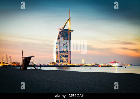 DUBAI, VAE - Februar 2018: Der weltweit erste 7-Sterne Luxushotel Burj Al Arab bei Nacht vom Jumeirah Strand in Dubai, Vereinigte Arabische Emi gesehen Stockfoto