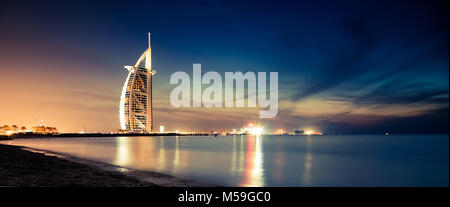 DUBAI, VAE - Februar 2018: Der weltweit erste 7-Sterne Luxushotel Burj Al Arab bei Nacht vom Jumeirah Strand in Dubai, Vereinigte Arabische Emi gesehen Stockfoto