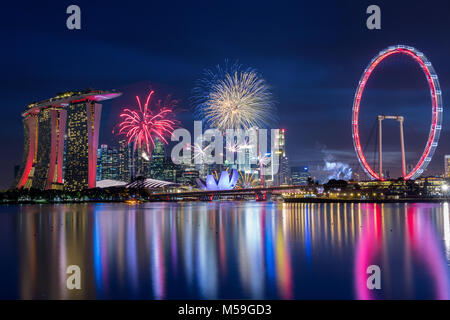 Feuerwerk oben Singapur Skyline der Stadt. Stockfoto