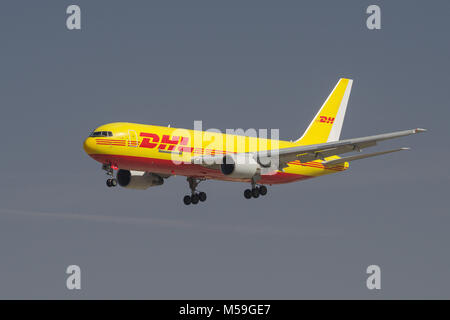 Die DHL Boeing 767-Flugzeuge nähern sich dem Los Angeles International Airport, LAX, zur Landung. Stockfoto