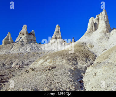 erodierte Zinnen der Vulkanasche und tertiären Sedimenten im Bereich "weiße Erde" in der Nähe von Winston, montana Stockfoto