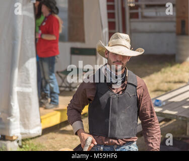 Cowboy Spaziergänge in Richtung Arena in der Wild Horse Race am 90. Williams Lake Stampede zu konkurrieren Stockfoto