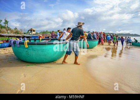 Allgemeine Ansicht am Strand bei Ke Ga, Mui Ne, Phan Thiet, Binh Thuan, Vietnam. Fischer klicken Sie auf See Stockfoto