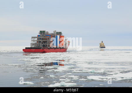 Krasnoyarskiy Khatanga, Region, Russland - Siedlung Khatanga, 18. Juli 2017: Schiff Bigroll Beaufort und Ice Breaker Tajmyr in polaren ices Stockfoto