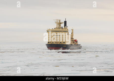 Krasnoyarskiy Khatanga, Region, Russland - Siedlung Khatanga, 18. Juli 2017: Ice Breaker Tajmyr in polaren Ices. Stockfoto