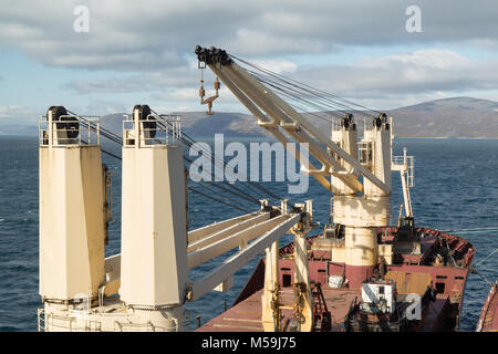 Chukotski Lavrentiya, Region, Russland - Lavrentiya, 27. August 2017: Krane auf Deck, trocken - Frachtschiff Tanir. Stockfoto