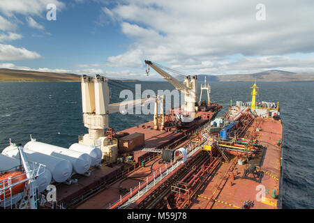 Chukotski Lavrentiya, Region, Russland - Lavrentiya, 27. August 2017: Krane auf Deck, trocken - Frachtschiff Tanir und ein Deck des Tankers Tschukotka+. Stockfoto