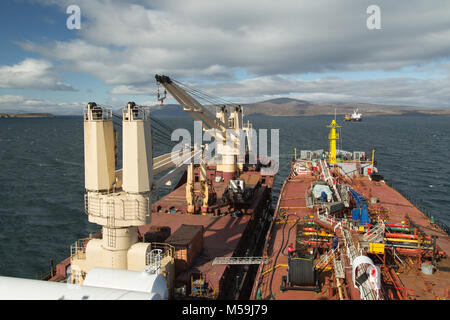 Chukotski Lavrentiya, Region, Russland - Lavrentiya, 27. August 2017: Krane auf Deck, trocken - Frachtschiff Tanir und ein Deck des Tankers Tschukotka+. Stockfoto