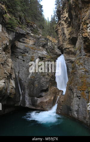 Lower Falls in der malerischen Johnston Canyon, Banff National Park, Alberta, Kanada Stockfoto