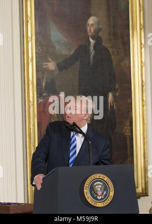 Washington, District of Columbia, USA. 20 Feb, 2018. Präsidenten der Vereinigten Staaten Donald J. Trumpf beteiligt sich an der Präsentation der Öffentlichen Sicherheit Medaille von Valor im Weißen Haus in Washington, DC, 20. Februar 2018. Quelle: Chris Kleponis/CNP Credit: Chris Kleponis/CNP/ZUMA Draht/Alamy leben Nachrichten Stockfoto