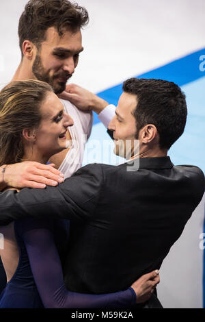 Gangneung, Südkorea. 20 Feb, 2018. Silbermedaillengewinner GABRIELLA PAPADAKIS und GUILLAUME CIZERON von Frankreich erhalten eine Umarmung von Trainer ROMAIN HAGUENAUER während der Eiskunstlauf: Eis tanzen frei Tanz an Gangneung Ice Arena während der Olympischen Spiele 2018 Pyeongchang. Credit: Scott Mc Kiernan/ZUMA Draht/Alamy leben Nachrichten Stockfoto