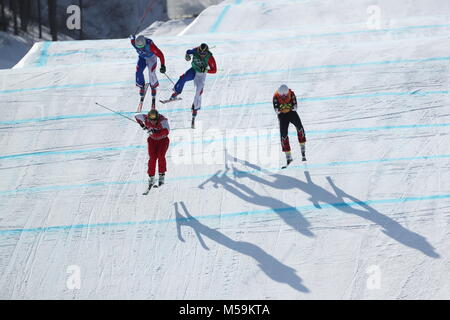 Pyeongchang, Südkorea. 21 Feb, 2018. Athleten konkurrieren während der Männer kreuz Viertelfinale von freestyle Ski 2018 PyeongChang Winter-olympischen Spiele, bei Phoenix Snow Park, in PyeongChang, Südkorea, am 13.02.21., 2018. Credit: Fei Maohua/Xinhua/Alamy leben Nachrichten Stockfoto