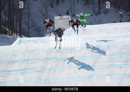 Pyeongchang, Südkorea. 21 Feb, 2018. Athleten konkurrieren während der Männer kreuz Halbfinale des freestyle Ski 2018 PyeongChang Winter-olympischen Spiele, bei Phoenix Snow Park, in PyeongChang, Südkorea, am 13.02.21., 2018. Credit: Fei Maohua/Xinhua/Alamy leben Nachrichten Stockfoto