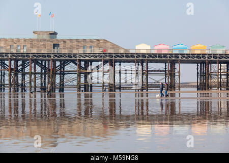 Hastings, East Sussex, UK. 21 Feb, 2018. Es wurde offiziell bekannt gegeben, dass der RIBA award-winning Pier ist einen neuen Besitzer suchen. Der Pier, die die begehrte Auszeichnung im Oktober letzten Jahres gewonnen hatte in finanziellen Schwierigkeiten. Im November 2017, die Liebe, die das Pier leitet, war in der Verwaltung. Der derzeitige Eigentümer von Eastbourne Pier Sheikh Abid Gulzar hat ein Interesse am Kauf des Pier ausgedrückt. Der Pier von Hastings 2018. Foto: Paul Lawrenson/Alamy leben Nachrichten Stockfoto