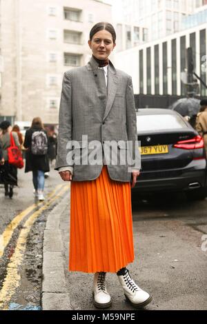 London, Grossbritannien. 19 Feb, 2018. Romilly Maurer an der Marques Almeida Landebahn zeigen während der London Fashion Week - Mar 19, 2018 - Credit: Runway Manhattan/Valentina Ranieri *** Für die redaktionelle Nutzung nur*** | Verwendung weltweit/dpa/Alamy leben Nachrichten Stockfoto