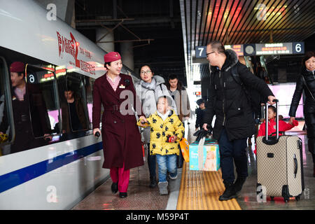 Nanchang, China's Jiangxi Province. 21 Feb, 2018. Die Passagiere werden an der Nanchang West Railway Station in Nanchang, der Hauptstadt der ostchinesischen Provinz Jiangxi, Feb 21, 2018 geholfen. Am letzten Tag der Spring Festival Urlaub, China begrüßt einen Reisen Peak für die Rückkehr zum Arbeitsplatz. Quelle: Bao Gansheng/Xinhua/Alamy leben Nachrichten Stockfoto