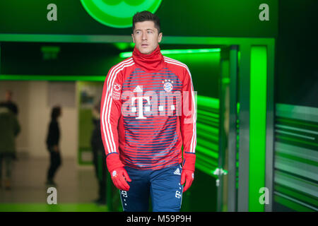 Wolfsburg, Deutschland. 17 Feb, 2018. Robert Lewandowski (M) kommt aus dem Spielertunnel, halbe Figur, Halbfigur, Fussball 1. 1. Fussballbundesliga, 23. Spieltag VfL Wolfsburg (WOB) - FC Bayern München (M) 1:2, am 17.02.2018 in Wolfsburg/Deutschland. | Verwendung der weltweiten Kredit: dpa/Alamy leben Nachrichten Stockfoto