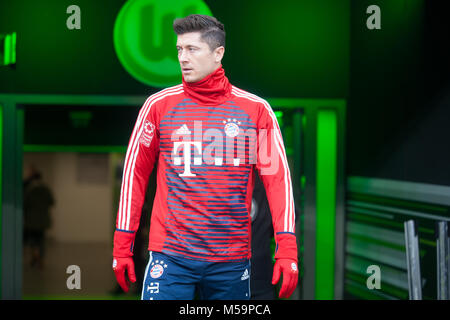 Wolfsburg, Deutschland. 17 Feb, 2018. Robert Lewandowski (M) kommt aus dem Spielertunnel, halbe Figur, Halbfigur, Fussball 1. 1. Fussballbundesliga, 23. Spieltag VfL Wolfsburg (WOB) - FC Bayern München (M) 1:2, am 17.02.2018 in Wolfsburg/Deutschland. | Verwendung der weltweiten Kredit: dpa/Alamy leben Nachrichten Stockfoto