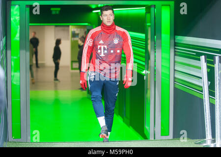 Wolfsburg, Deutschland. 17 Feb, 2018. Robert Lewandowski (M) kommt aus dem Spielertunnel, ganze Figur, Fussball 1. 1. Fussballbundesliga, 23. Spieltag VfL Wolfsburg (WOB) - FC Bayern München (M) 1:2, am 17.02.2018 in Wolfsburg/Deutschland. | Verwendung der weltweiten Kredit: dpa/Alamy leben Nachrichten Stockfoto