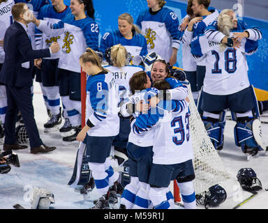 Gangneung, Südkorea. 21 Feb, 2018. Die Finnland Team feiert den Gewinn der Eishockey: Frauen Bronzemedaille Spiel bei Kwandong Hockey Centre während der Olympischen Spiele 2018 Pyeongchang. Credit: Mark Avery/ZUMA Draht/Alamy leben Nachrichten Stockfoto