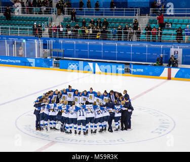 Gangneung, Südkorea. 21 Feb, 2018. Die Finnland Team feiert den Gewinn der Eishockey: Frauen Bronzemedaille Spiel bei Kwandong Hockey Centre während der Olympischen Spiele 2018 Pyeongchang. Credit: Mark Avery/ZUMA Draht/Alamy leben Nachrichten Stockfoto