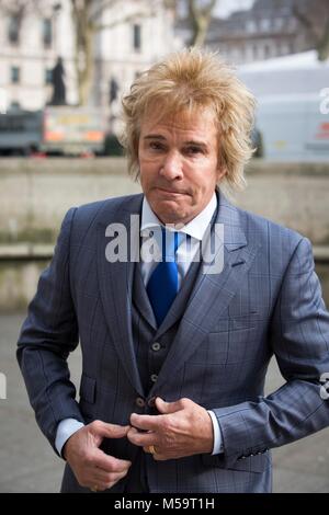 London, Großbritannien. 21 Feb, 2018. Ab heute das Höchste Gericht Anhörung einen Anklang von Pimlico Klempner chief executive Charlie Mullins. Der Fall von Gary Smith, ein Klempner, der für das Unternehmen für fast sechs Jahre gearbeitet, und sein Recht auf "Arbeitnehmer" Status behaupten, obwohl sein Vertrag sagt, dass er 'selbst war Selbständige". Credit: Clickpics/Alamy leben Nachrichten Stockfoto