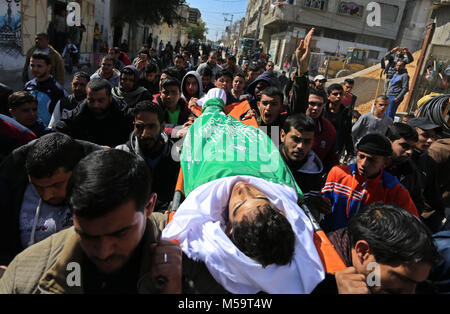 Rafah, Gaza, palästinensischen Gebiet. 21 Feb, 2018. Trauernde tragen die Körper der Palästinensischen Ahmed Ebu Helou, 19, der an seinen Verletzungen starb, nachdem israelische Sicherheitskräfte schossen ihn bei Auseinandersetzungen gegen die Entscheidung der US-Jerusalem als Hauptstadt Israels zu erkennen, während seiner Beerdigung, in al-bureij Flüchtlingslager, in der Mitte des Gazastreifens am 21 Februar, 2018 Credit: Ashraf Amra/APA-Images/ZUMA Draht/Alamy leben Nachrichten Stockfoto