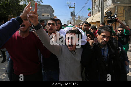 Rafah, Gaza, palästinensischen Gebiet. 21 Feb, 2018. Trauernde tragen die Körper der Palästinensischen Ahmed Ebu Helou, 19, der an seinen Verletzungen starb, nachdem israelische Sicherheitskräfte schossen ihn bei Auseinandersetzungen gegen die Entscheidung der US-Jerusalem als Hauptstadt Israels zu erkennen, während seiner Beerdigung, in al-bureij Flüchtlingslager, in der Mitte des Gazastreifens am 21 Februar, 2018 Credit: Ashraf Amra/APA-Images/ZUMA Draht/Alamy leben Nachrichten Stockfoto