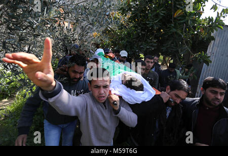 Rafah, Gaza, palästinensischen Gebiet. 21 Feb, 2018. Trauernde tragen die Körper der Palästinensischen Ahmed Ebu Helou, 19, der an seinen Verletzungen starb, nachdem israelische Sicherheitskräfte schossen ihn bei Auseinandersetzungen gegen die Entscheidung der US-Jerusalem als Hauptstadt Israels zu erkennen, während seiner Beerdigung, in al-bureij Flüchtlingslager, in der Mitte des Gazastreifens am 21 Februar, 2018 Credit: Ashraf Amra/APA-Images/ZUMA Draht/Alamy leben Nachrichten Stockfoto