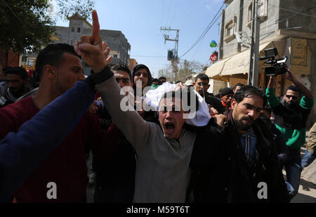 Rafah, Gaza, palästinensischen Gebiet. 21 Feb, 2018. Trauernde tragen die Körper der Palästinensischen Ahmed Ebu Helou, 19, der an seinen Verletzungen starb, nachdem israelische Sicherheitskräfte schossen ihn bei Auseinandersetzungen gegen die Entscheidung der US-Jerusalem als Hauptstadt Israels zu erkennen, während seiner Beerdigung, in al-bureij Flüchtlingslager, in der Mitte des Gazastreifens am 21 Februar, 2018 Credit: Ashraf Amra/APA-Images/ZUMA Draht/Alamy leben Nachrichten Stockfoto