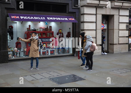 London, Großbritannien. 21 Feb, 2018. UK Wetter: Stumpf und bewölkten Tag in London als Menschen warm gegen den kalten Wind. credit Keith Larby/Alamy leben Nachrichten Stockfoto