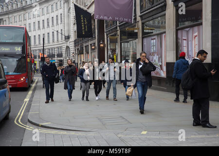 London, Großbritannien. 21 Feb, 2018. UK Wetter: Stumpf und bewölkten Tag in London als Menschen warm gegen den kalten Wind. credit Keith Larby/Alamy leben Nachrichten Stockfoto