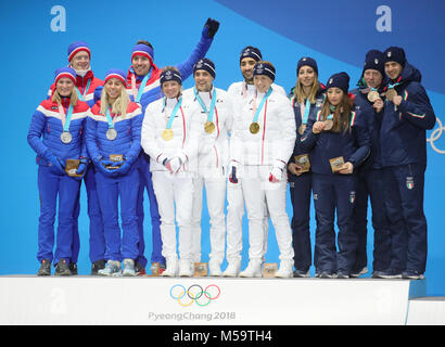 Pyeongchang, Südkorea. 21 Feb, 2018. Marte Olsbu (von links nach rechts), Johannes Tignes Boe, Tiril Eckhoff, und Emil Hegle Svendsen aus Norwegen (Silber), Marie Dorin Habert, Simon Desthieux, Martin Fourcade und Anais Bescond aus Frankreich (Gold), Lisa Vittozzi, Dorothea Wierer, Lukas Hofer und Dominik Windisch aus Italien (Bronze) ihre Medaillen bei der Preisverleihung der gemischten Biathlon der Olympischen Winterspiele 2018 in Pyeongchang, Südkorea, 21. Februar 2018 zu feiern. Quelle: Michael Kappeler/dpa/Alamy leben Nachrichten Stockfoto