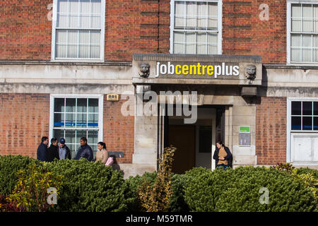 Leeds, Großbritannien, 2018. Die Leute draußen stehen an Job Center Plus Büro in Leeds am Tag, die Zahlen belegen, dass 46.000 Menschen mehr ohne Arbeit in Großbritannien in den letzten drei Monaten 2017 im Vergleich zum Vorjahreszeitraum verglichen. Stockfoto