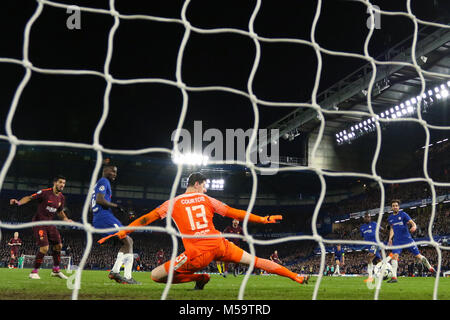 London, Großbritannien. 20. Februar, 2018. Lionel Messi Barcelona Kerben die ausgleichende Ziel Vergangenheit Thibaut Courtois von Chelsea, die es 1-1 - Chelsea v Barcelona, UEFA Champions League, Achtelfinale, Hinspiele, Stamford Bridge, London - 20. Februar 2018. Credit: Richard Calver/Alamy leben Nachrichten Stockfoto