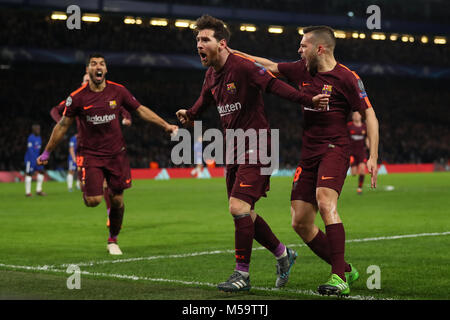 London, Großbritannien. 20. Februar, 2018. Lionel Messi Barcelona feiert mit Jordi Alba (rechts) und Andres Iniesta (rechts) nach dem Scoring die ausgleichende Ziel, so dass es 1-1 - Chelsea v Barcelona, UEFA Champions League, Achtelfinale, Hinspiele, Stamford Bridge, London - 20. Februar 2018. Credit: Richard Calver/Alamy leben Nachrichten Stockfoto