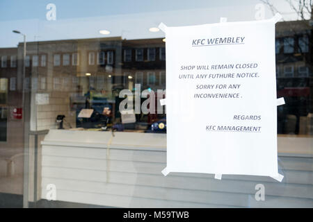 London, Großbritannien. 21. Februar, 2018. Ein Zeichen auf ein Fenster an einer geschlossenen KFC Shop im Norden Londons Credit: Raymond Tang/Alamy leben Nachrichten Stockfoto