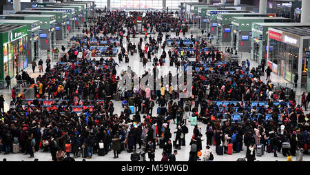 Nanchang, China's Jiangxi Province. 21 Feb, 2018. Passagiere Warteschlange Züge am Nanchang West Railway Station in Nanchang, der ostchinesischen Provinz Jiangxi, Feb 21, 2018. Am letzten Tag der Spring Festival Urlaub, China begrüßt einen Reisen Peak für die Rückkehr zum Arbeitsplatz. Credit: Song Zhenping/Xinhua/Alamy leben Nachrichten Stockfoto