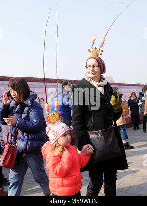 Peking, Peking, China. 18 Feb, 2018. Peking, China, 18. Februar 2018: Der Tempel ist fair im Ditan Park in Peking stattfinden, feiern chinesische Mondjahr. Credit: SIPA Asien/ZUMA Draht/Alamy leben Nachrichten Stockfoto